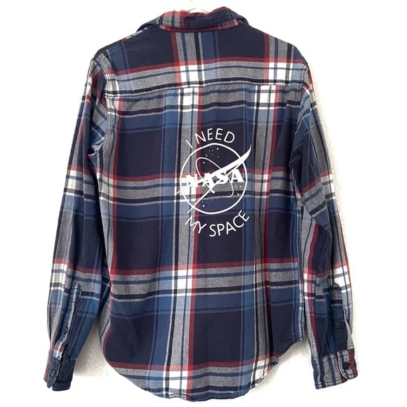 📍 Spikes & Seams Plaid Flannel Women’s Size Medium - Picture 1 of 4